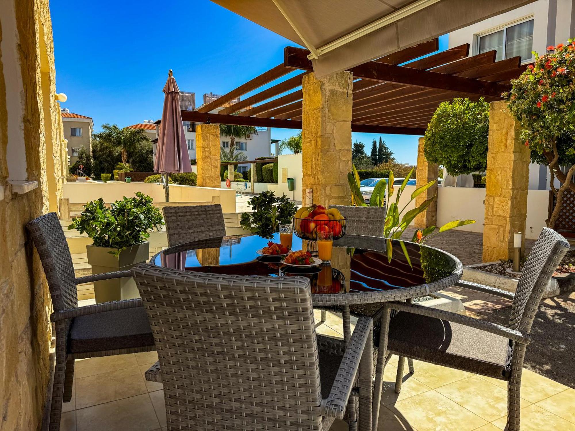 Modern 2Br Apartment With Pool, Veranda & Garden In Пафос Экстерьер фото